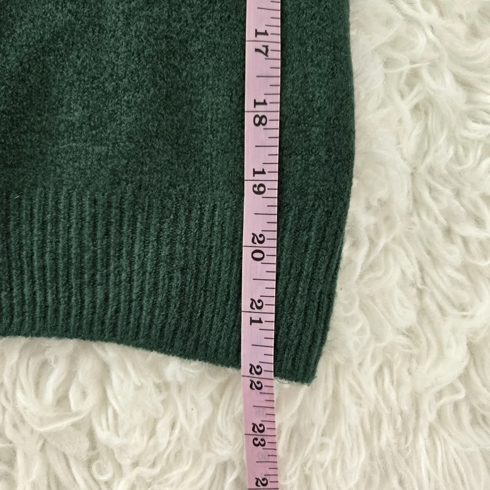 Vince Camuto Women'sa Holiday Sweater. Color: Peace. Size Small. New.Cozy Holi
